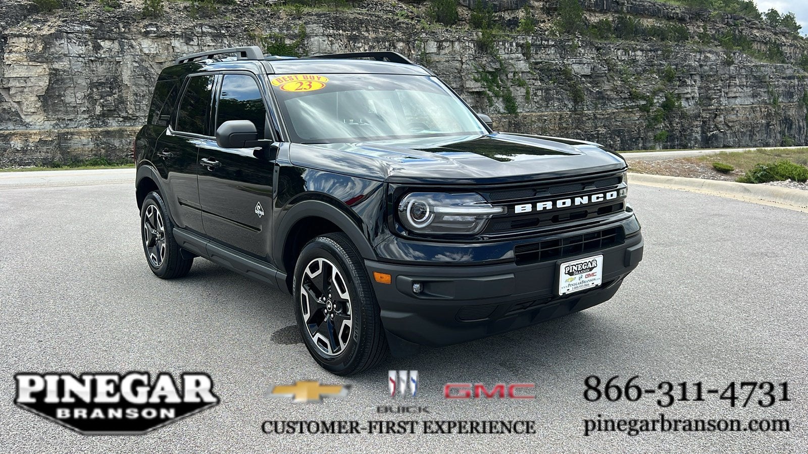 2023 Ford Bronco Sport Outer Banks in Black — front three-quarter view